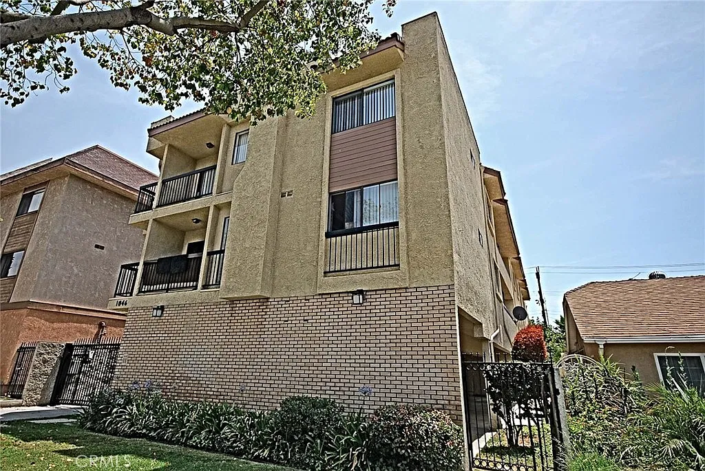 2 bed, 950 sqft, $2,400 — Photo 2