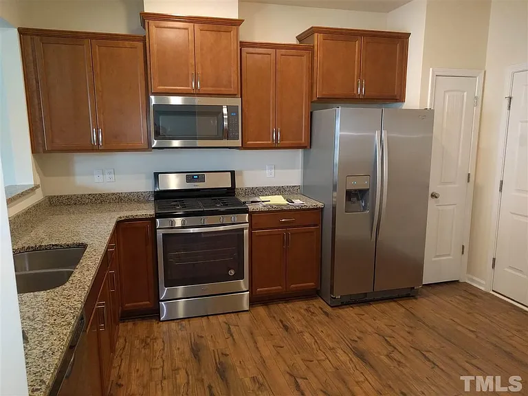 1007 Mirbeck Ln — Photo 3