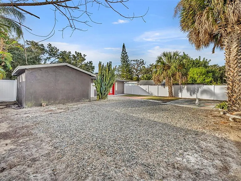 1811 Park Lake St — Photo 30