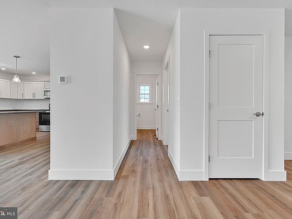 3rd image of 327 W Fritz Ave