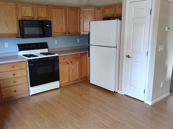 Eat-in Kitchen w/laminate flooring and countertops, gas range, microwave, dishwasher and refrigerator.