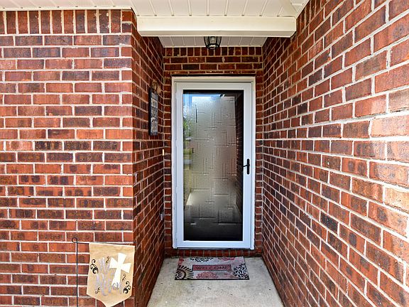 4th image of 2329 Broadmoor Dr