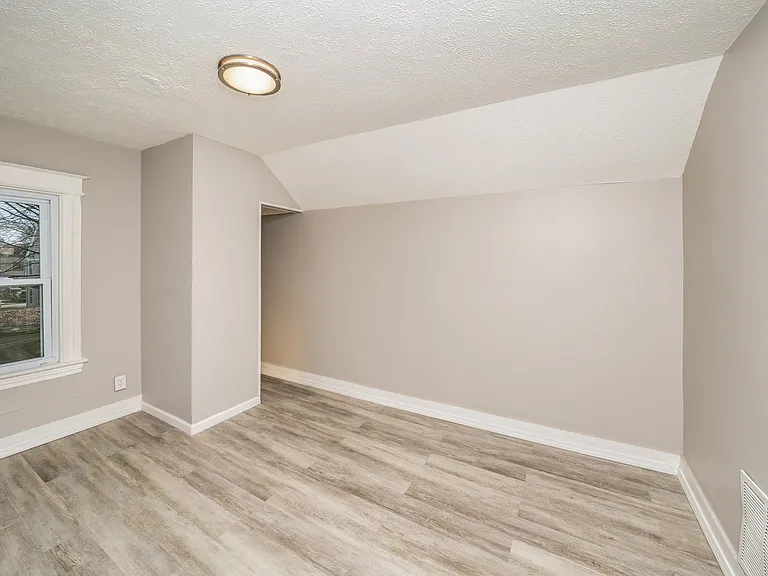 1409676_026_main_bedroom_13616183.jpg