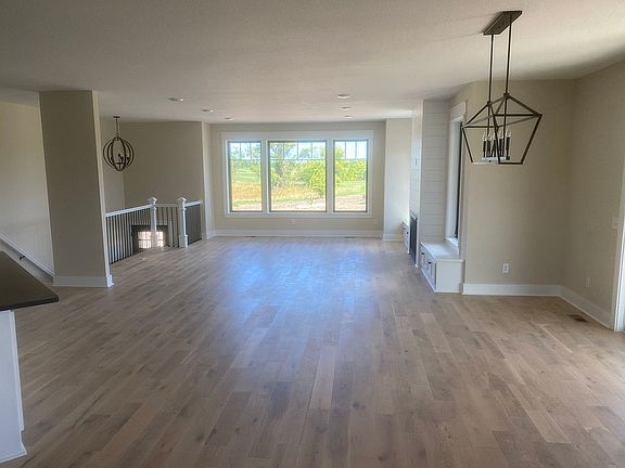 5th image of 3635 Crestwood Dr NE