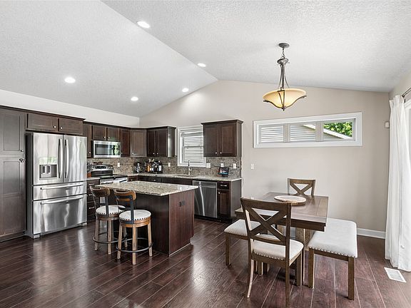 4th image of 175 SE Stone Prairie Dr