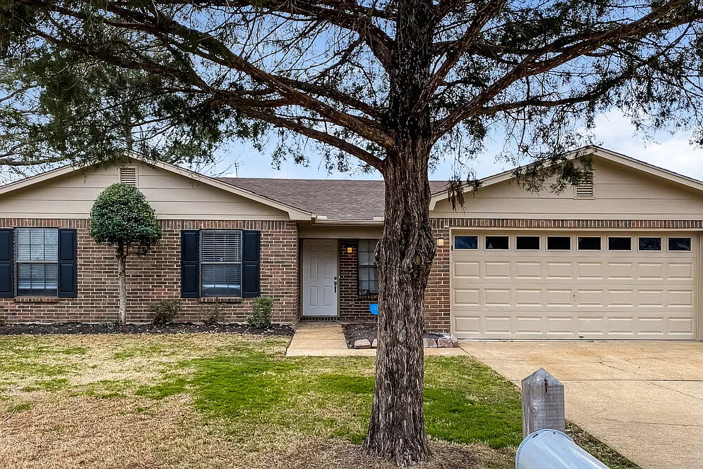3 bed, 2.0 bath, 1597 sqft, $1,885 — Photo 1