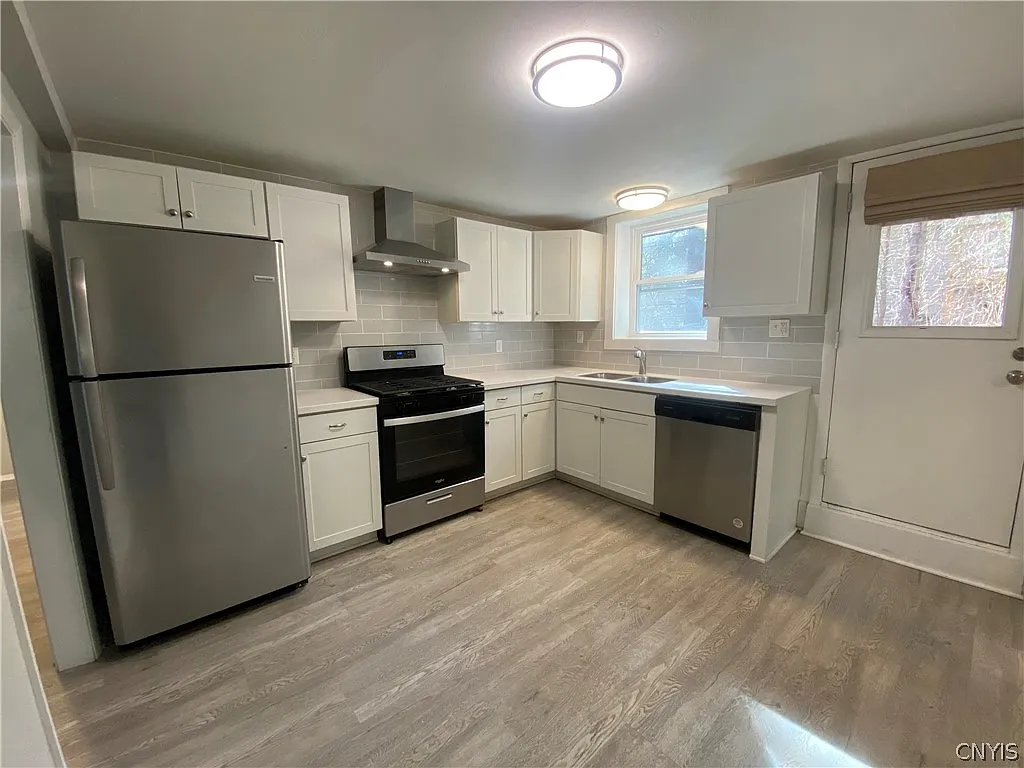 3 bed, 1.5 bath, 3078 sqft, $2,095 — Photo 3