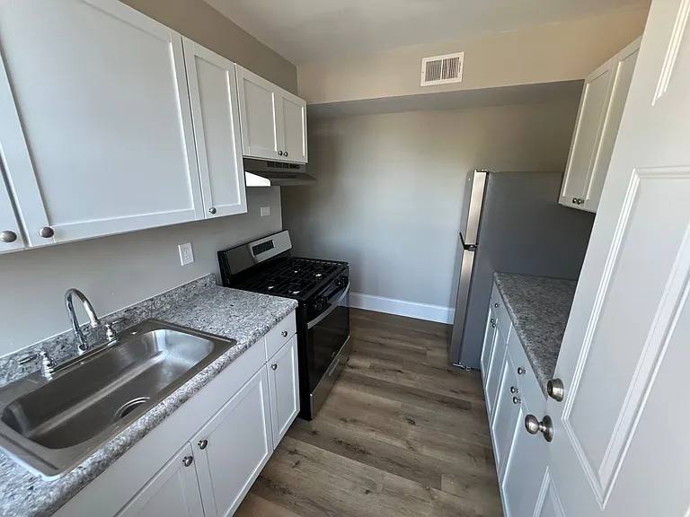 3434 W Montrose Ave — Photo 1