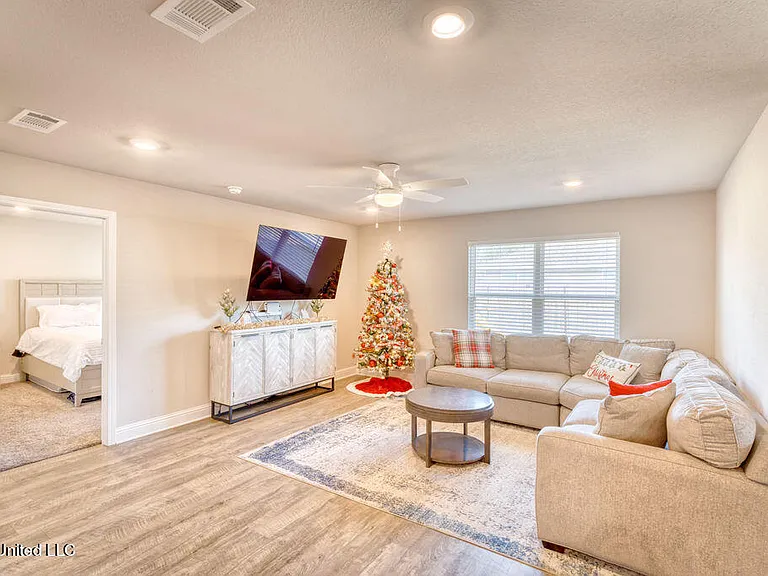 6476 Eastland Cir — Photo 8