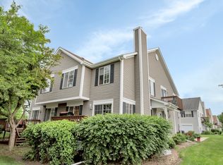 404 Sandhurst Ln, South Elgin, IL 60177