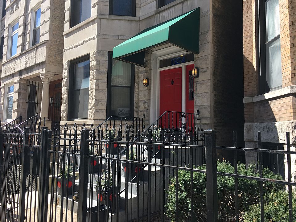 Safe , quiet street with easy parking , condos all around, great neighbors