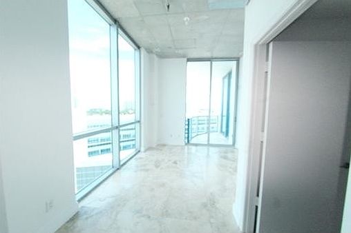 5th image of 3029 NE 188th St APT 1025