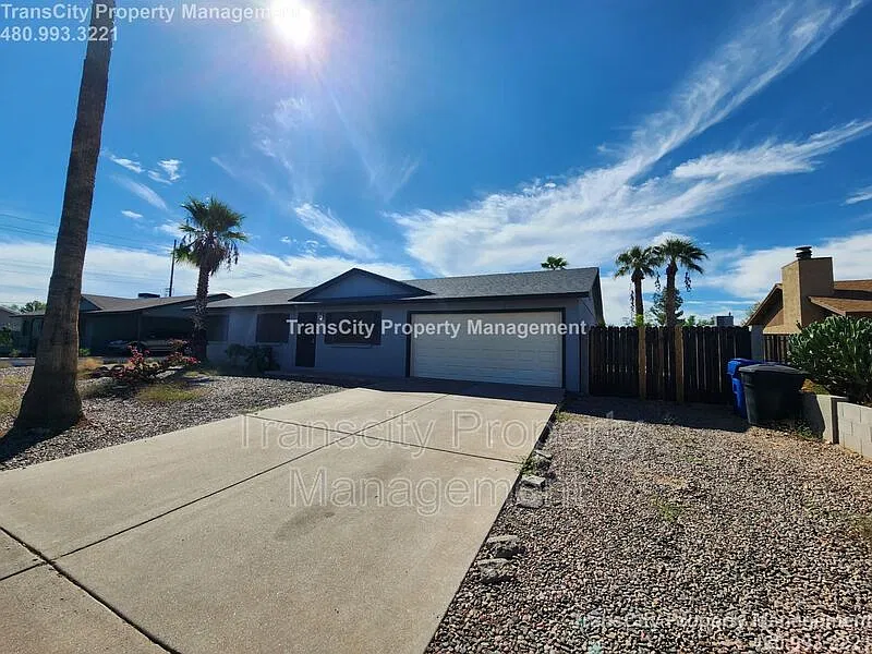 3 bed, 2.0 bath, 1000 sqft, $1,725 — Photo 3