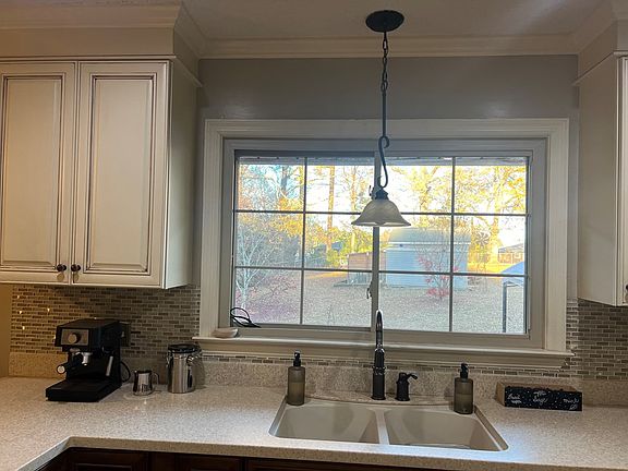 4th image of 713 Logan Ct