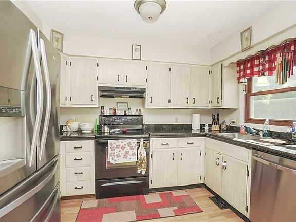 4th image of 727 NW Greenwood St #17