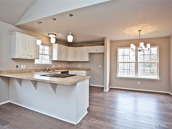 3rd image of 19 Dunstable Dr