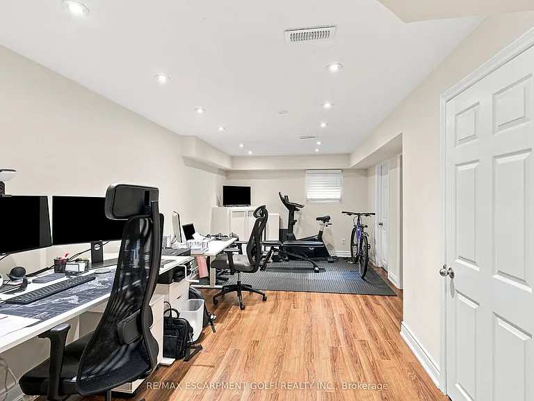 1050 Ryckman Cmn — Photo 20