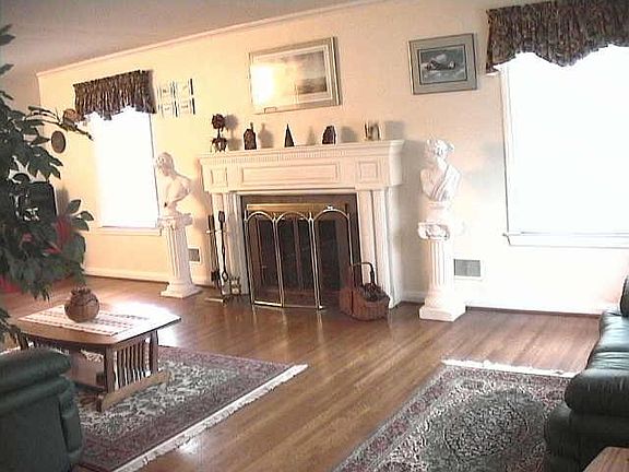 3rd image of 4621 N Graceland Ave