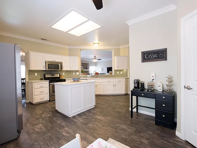 1563 Bristol Ln — Photo 10