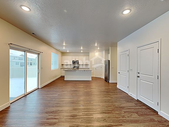 4th image of 301 N Gibbons Ln