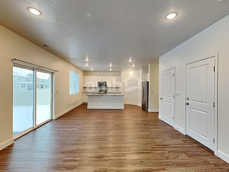 301 N Gibbons Ln — Photo 4
