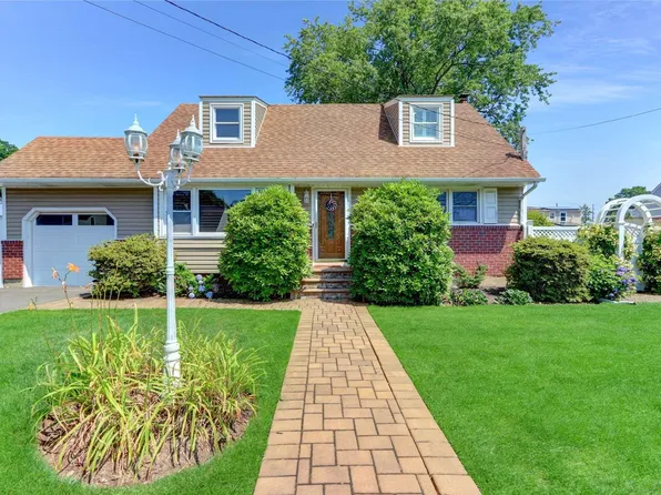 21 Rhode Island Avenue, Massapequa, NY 11758