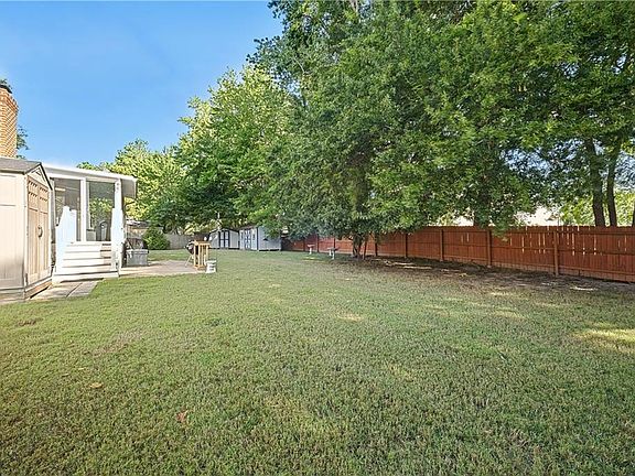 3rd image of 832 Woodrow Ct