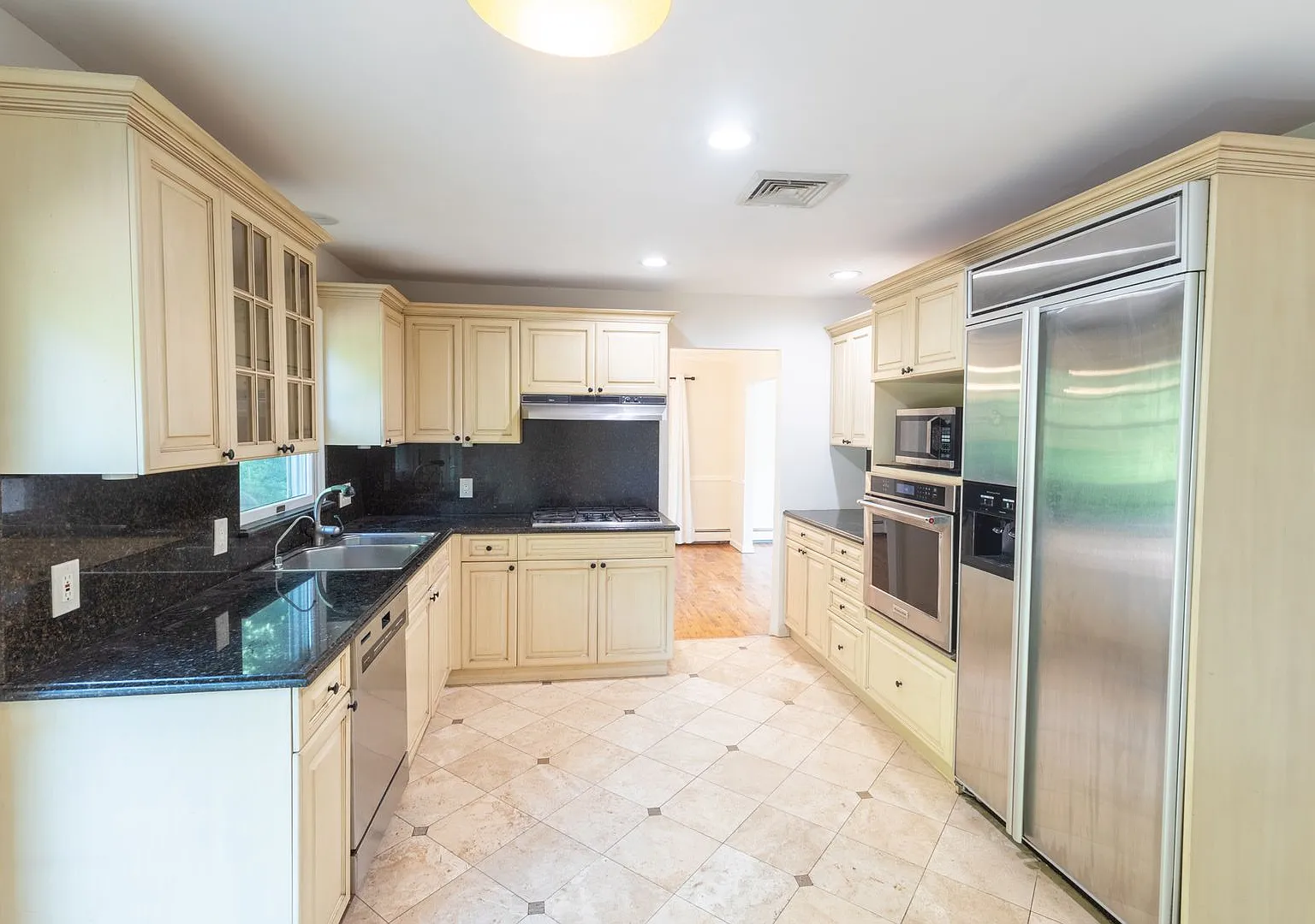 Spacious 4 - Bedroom, 2 Bathroom (Full House - Rental) — Photo 1