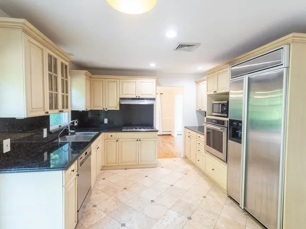 19 Maurice Ln, Huntington, NY 11743