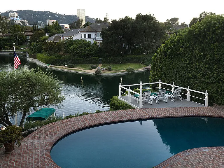 10030 Toluca Lake Ave — Photo 35