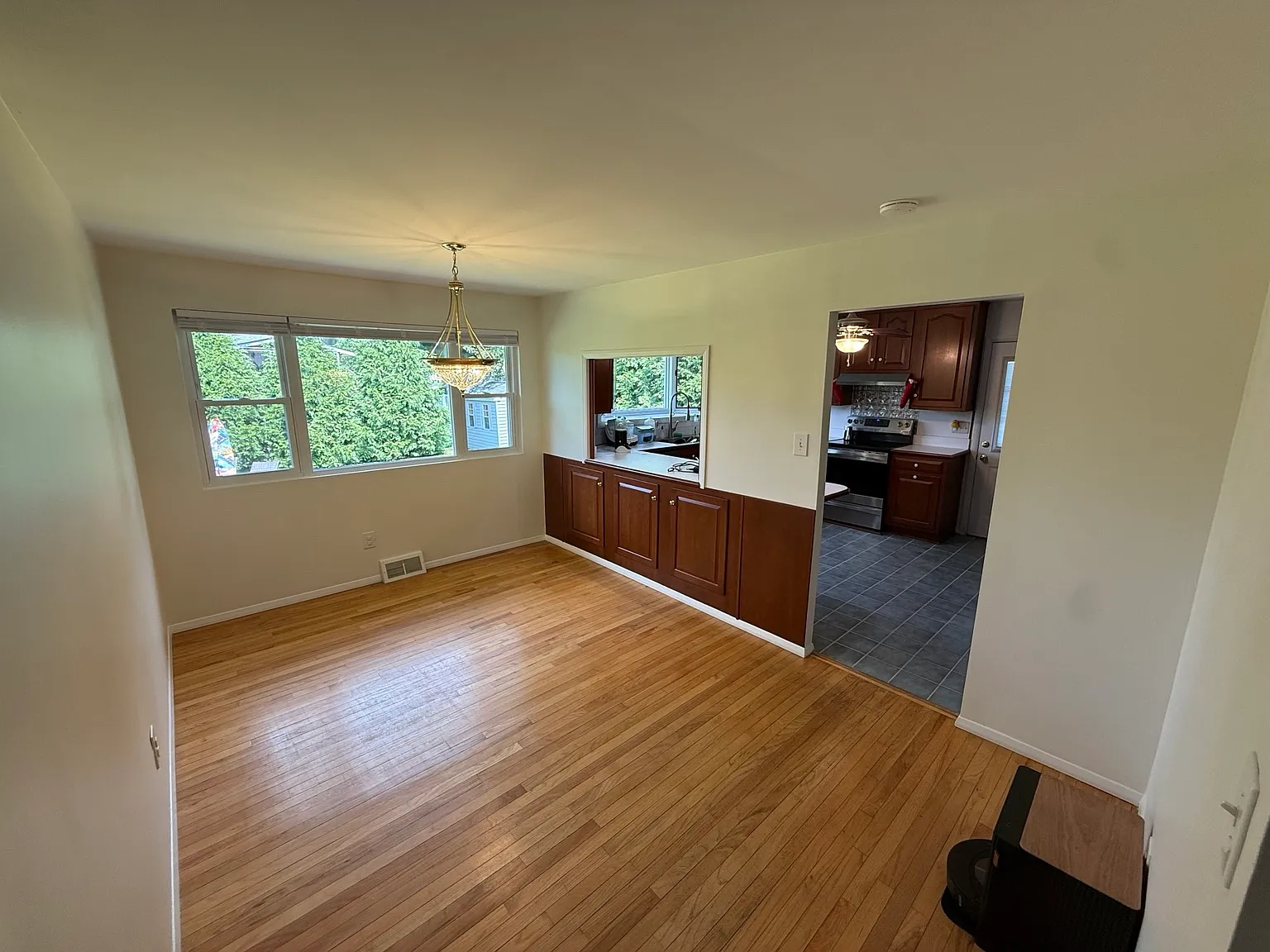 4 bed, 2321 sqft, $3,100 — Photo 4