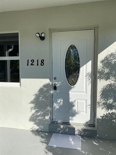 1st image of 1218 S B St