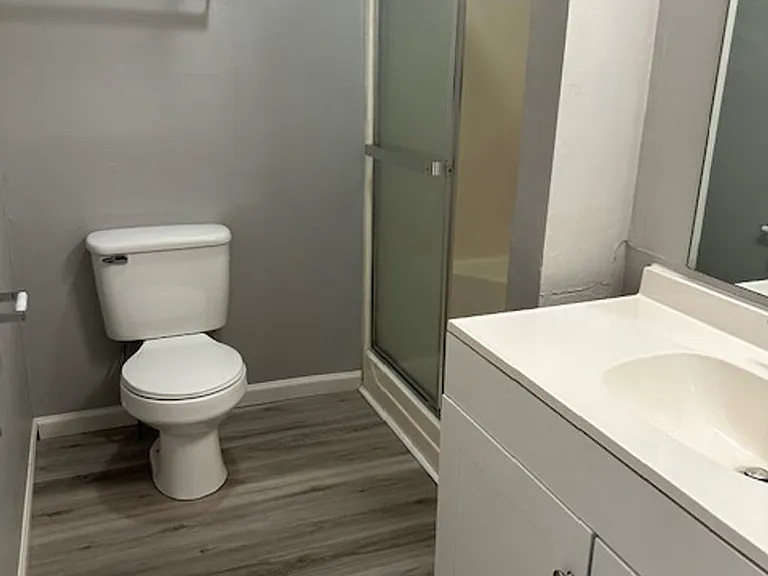 1326 N Woodburn Ave — Photo 12