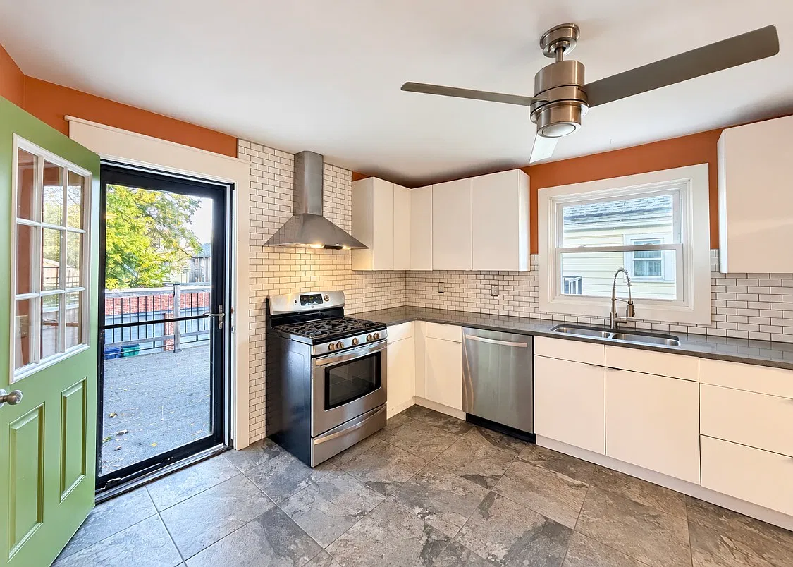 3 bed, 1.5 bath, 1550 sqft, $2,300 — Photo 3