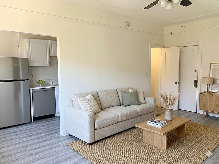 1623 N Mariposa — Photo 4