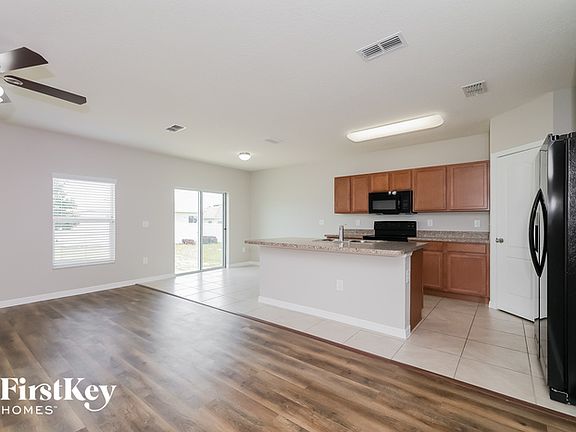 3rd image of 319 Willet St