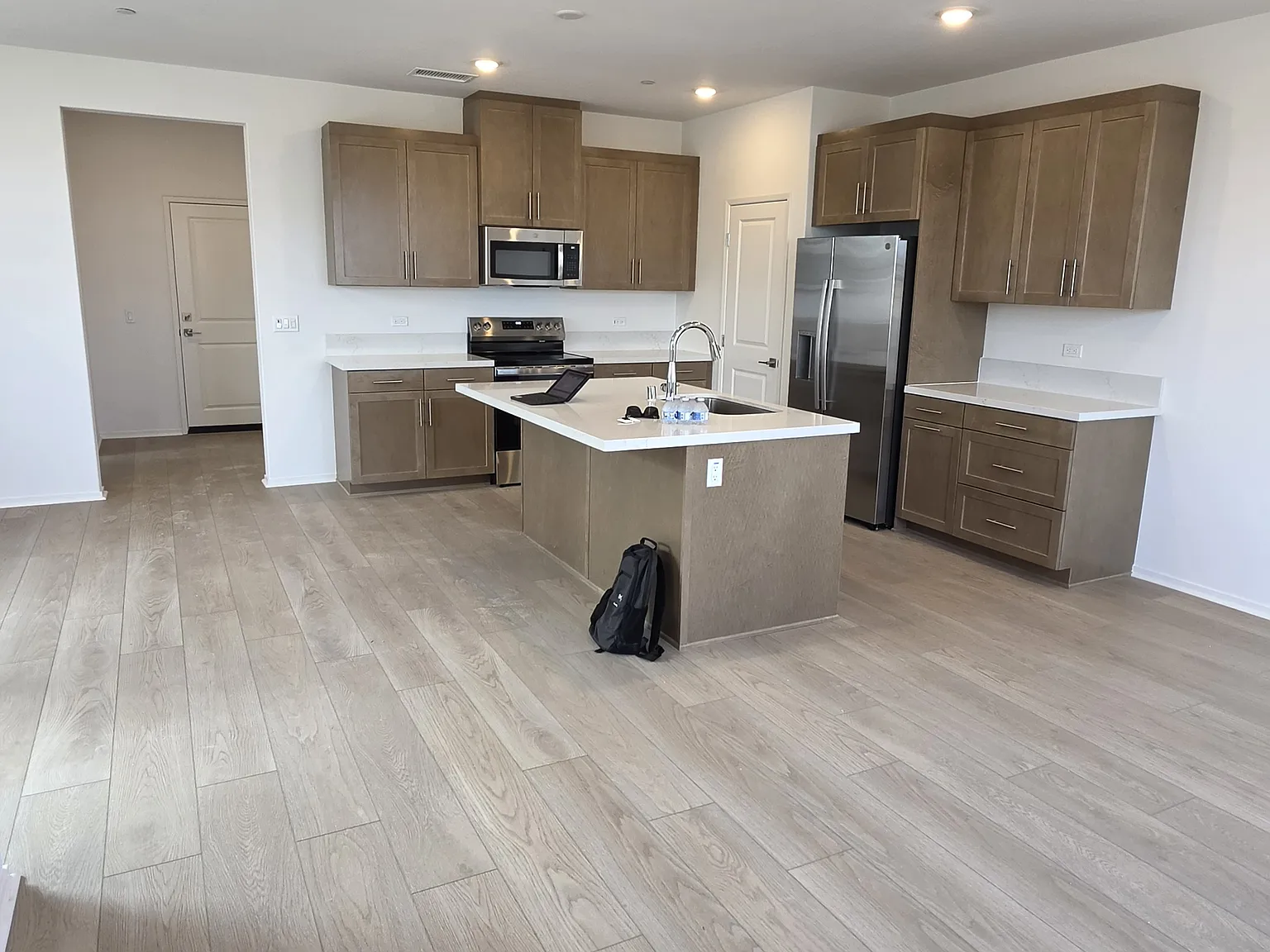 3 bed, 2.5 bath, 1824 sqft, $4,000 — Photo 2
