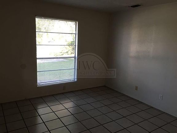 4th image of 2107 Robert E Lee Dr APT B