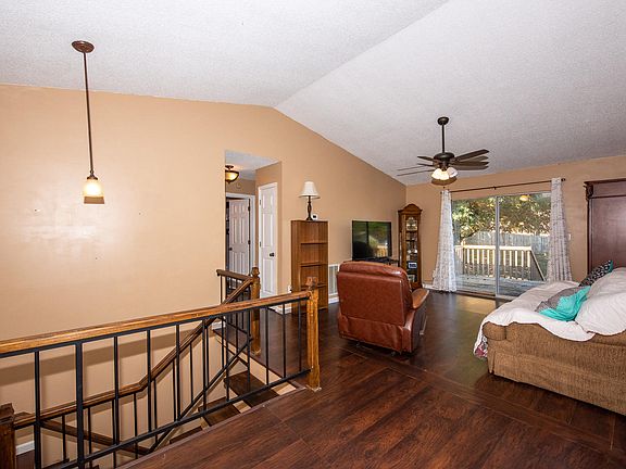 3rd image of 411 Danbury Ct