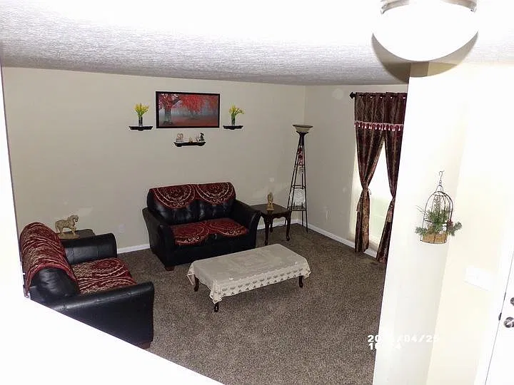 3 bed, 2.5 bath, 2241 sqft, $3,200 — Photo 3