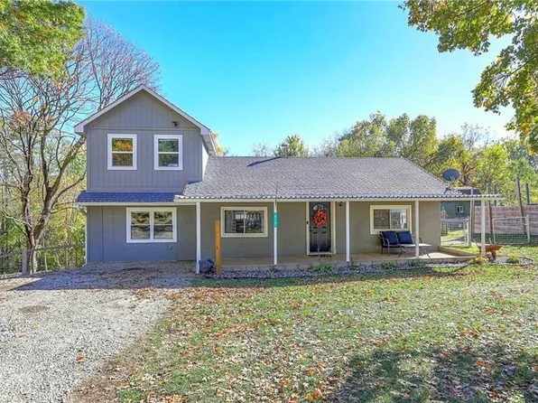 915 Dickinson Rd, Independence, MO 64050