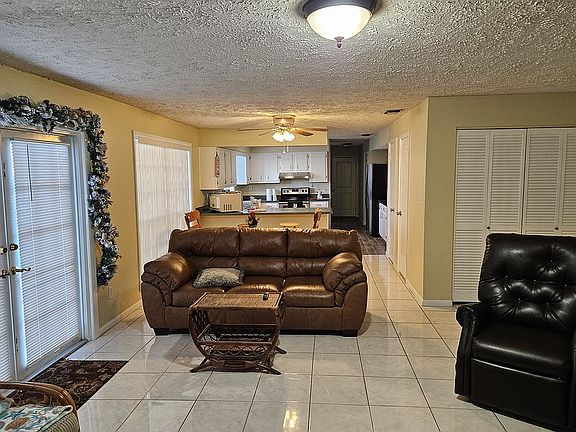 3rd image of 757 Avenue N SW