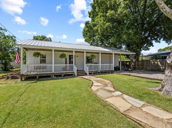 711 W Turner St, Wolfe City, TX 75496