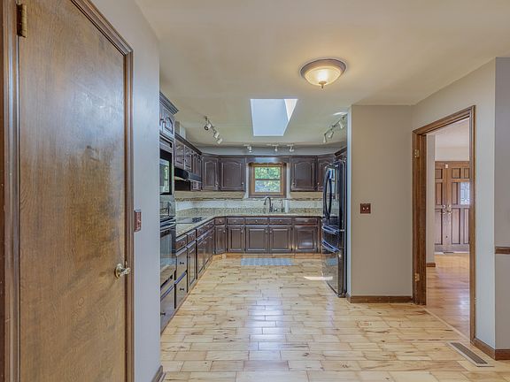 4th image of 809 Brookhollow Ln