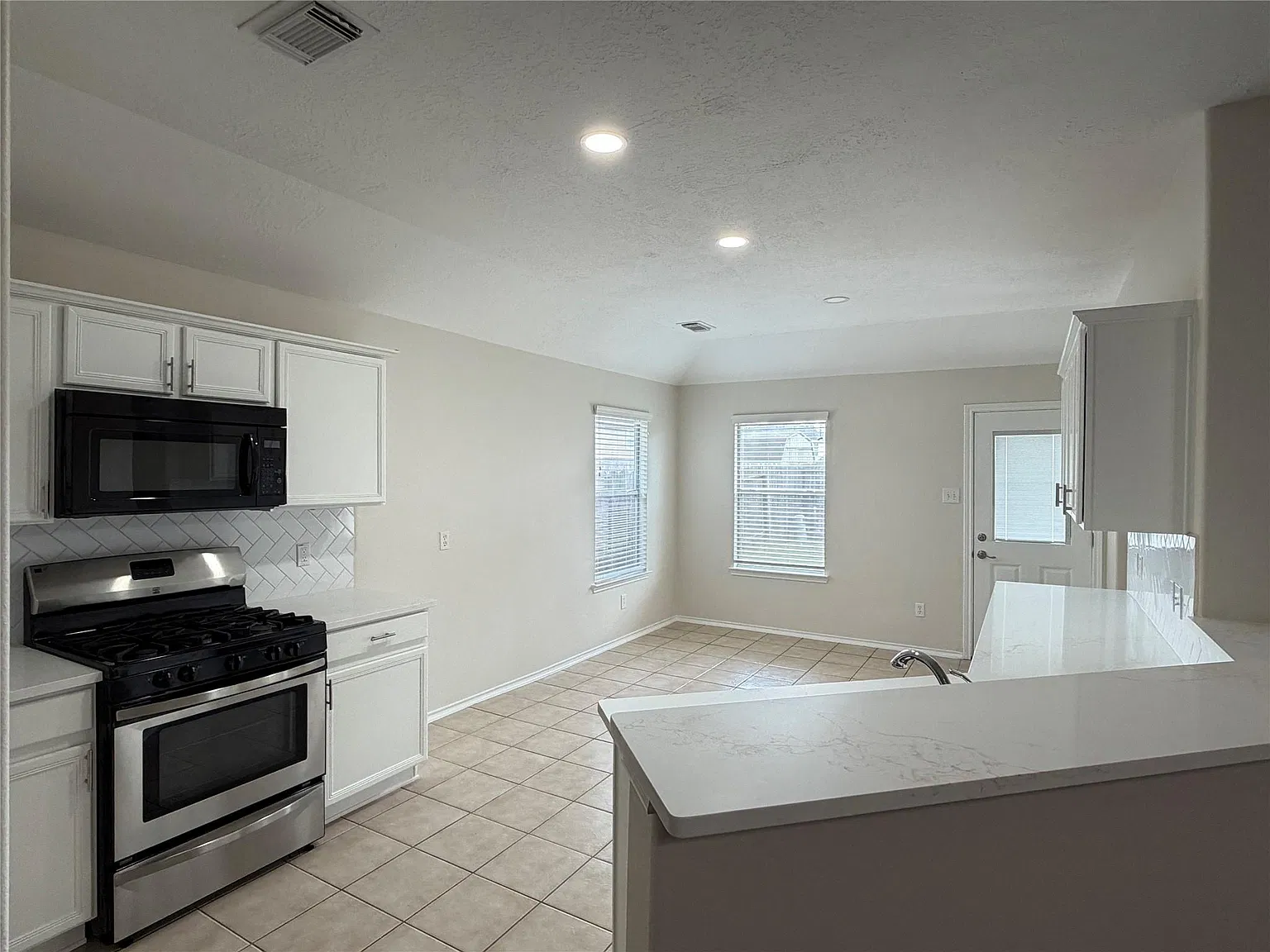 3 bed, 2.0 bath, 1716 sqft, $2,295 — Photo 2