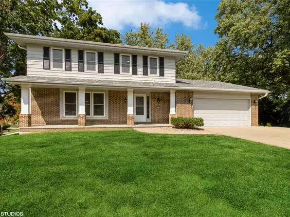 9759 Elmcrest Dr, Clive, IA 50325