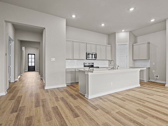 5th image of 313 Ainslie St W