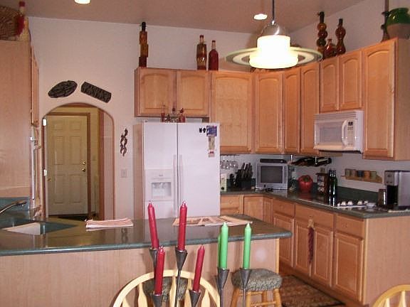 Bright kitchen w/upgraded cabinets 