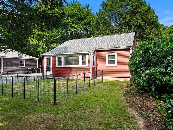 3rd image of 2 Hill Top Ln