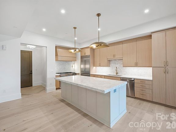 4th image of 409 Queens Rd #301
